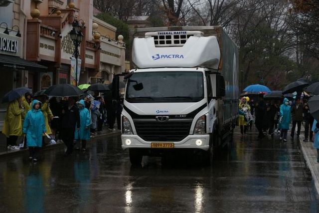 특수차량에 실려 판다 사육장을 나서는 푸바오ⓒ데일리안 김인희 기자
