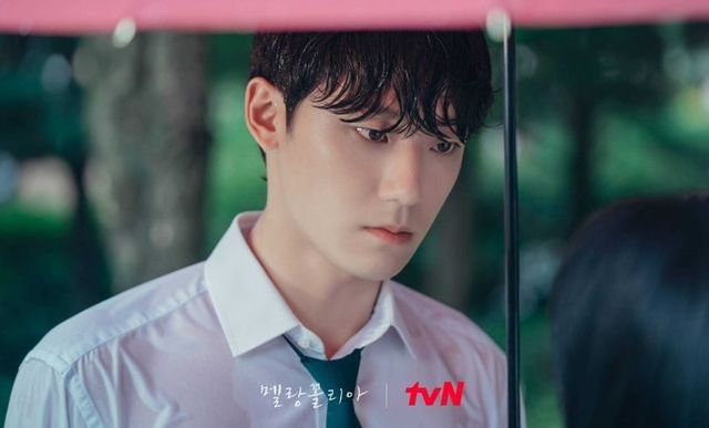 빗속에서 더욱 빛나는, 빨간우산 속에서 더욱 뜨거운 배우 이도현의 멜로 감성 ⓒ