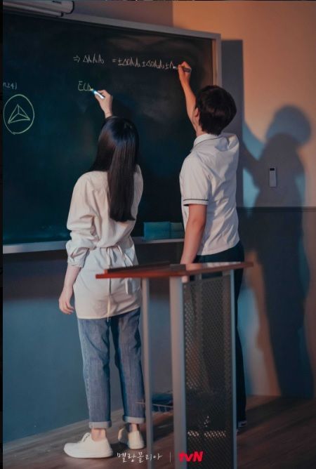수학을 푸는 칠판이 마치 피아노 건반으로 느껴지고, 경쾌한 분필음이 아름다운 노래로 들리는 임수정과 이도현의 명장면 ⓒ이하 드라마 ‘멜랑꼴리아’ 현장포토, 출처=tvN 드라마 홈페이지