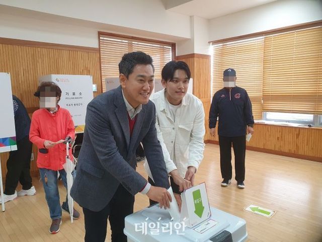 오신환 국민의힘 광진을 후보가 아들과 함께 5일 서울 광진구 구의1동 주민센터에 마련된 사전투표소에서 투표를 하고 있다. ⓒ데일리안 김민석 기자