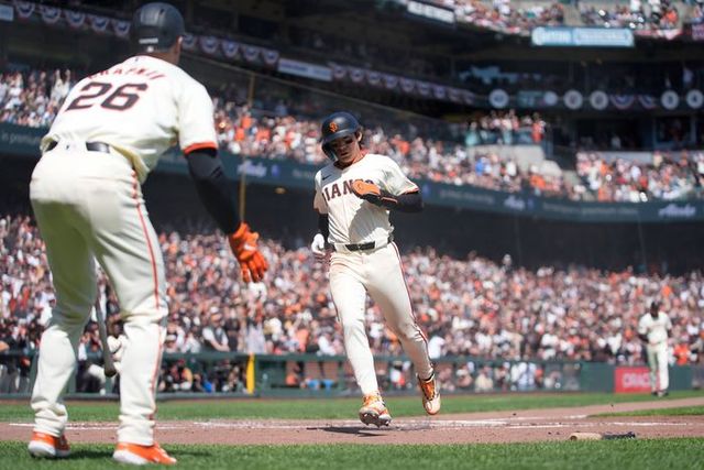 1회 득점을 올리는 이정후. ⓒ AP=뉴시스