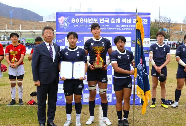 ‘2024년도 전국 춘계럭비리그전’에서 15세 이하부 우승컵을 차지한 일산동중. ⓒ 대한럭비협회