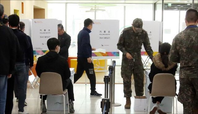 제22대 국회의원 총선거 사전투표가 시작된 5일 서울 서초구 내곡열린문화센터에 설치된 내곡동 사전투표소에서 유권자들이 사전투표를 하고 있다. ⓒ데일리안 홍금표 기자