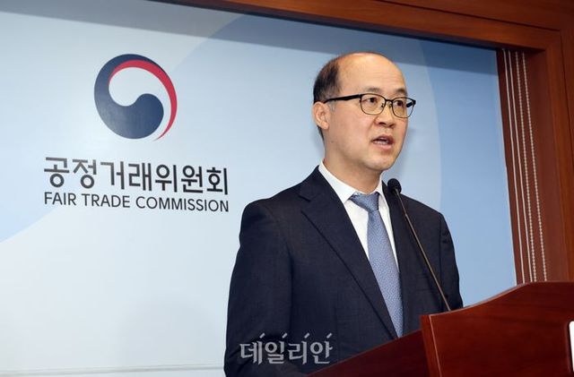황원철 공정거래위원회 카르텔조사국장이 지난 5일 정부세종청사에서 31개 가구 제조·판매업체들의 담합 행위에 대해 시정명령과 과징금 총 931억원을 부과한다고 밝히고 있다. ⓒ뉴시스