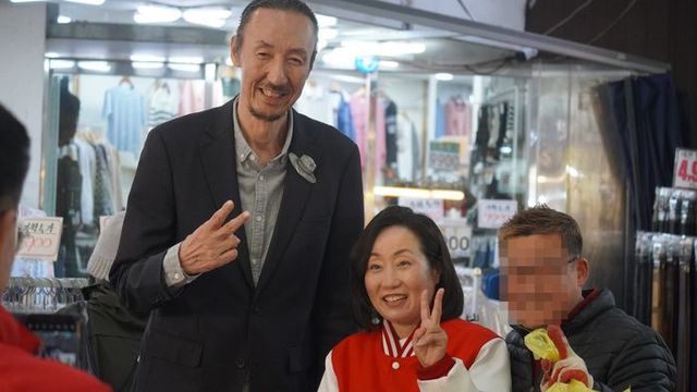 전 농구선수 한기범씨가 지난 3일 서울 강동구 암사종합시장에서 전주혜 국민의힘 강동갑 후보와 함께 지원 유세를 펼치고 있다. ⓒ전주혜 후보 페이스북