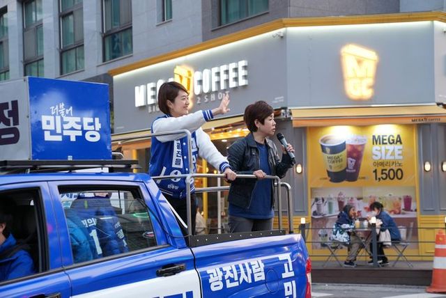 코미디언 김미화씨(오른쪽)가 지난 7일 고민정 더불어민주당 광진을 후보(왼쪽)의 지원유세를 하고 있다. ⓒ고민정 후보 페이스북