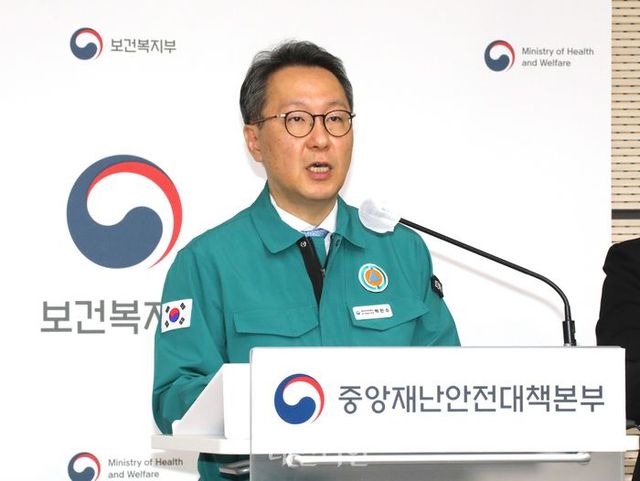 박민수 중대본 제1총괄조정관(보건복지부 2차관)이 8일 오전 정부세종청사에서 의사 집단행동 중앙재난안전대책본부 회의 결과를 설명하고 있다. ⓒ연합뉴스