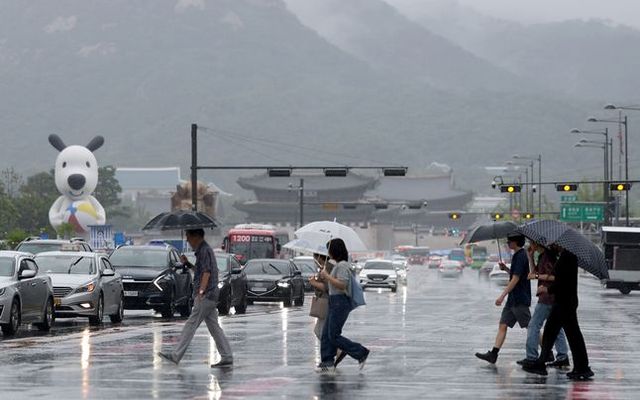 서울 광화문광장에서 시민들이 우산을 쓴 채 걸어가고 있다. ⓒ연합뉴스
