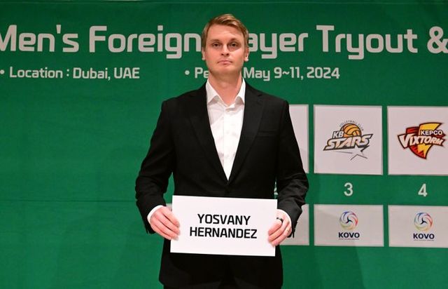 1순위를 얻은 대한항공의 토미 틸리카이넨 감독이 요스바니를 지명하고 있다. ⓒ 한국배구연맹