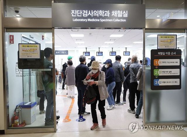 전국의과대학교수 비상대책위원회(전의비)가 의과대학 교수 휴진을 예고한 10일 오전 서울 시내 한 대형병원 채혈실이 검사를 받으려는 환자로 붐비고 있다.ⓒ연합뉴스