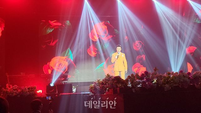 강진 “오늘도 신인의 마음으로, 전투에 임하는 병사의 마음으로 무대에 오릅니다” ⓒ골든아워 엔터테인먼트 제공