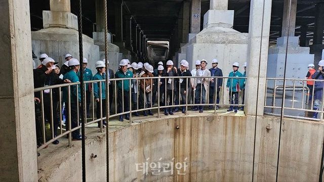 환경부와 서울시, 양천구 관계자들이 현장 취재 기자단과 목동 빗물펌프장 유수지에서 지하 빗물터널을 내려다보고 있다. ⓒ데일리안 장정욱 기자