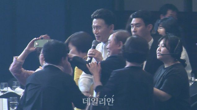 강진 “오늘의 자리를 가능하게 해주신 모든 분께 고개 숙여 감사드립니다 ”ⓒ골든아워 엔터테인먼트 제공