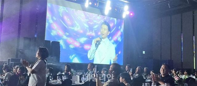 공연 후반부임에도 많은 관객이 열띤 박수와 호응, 집중력 있는 태도로 강진의 무대를 관람하고 있다 ⓒ골든아워 엔터테인먼트 제공