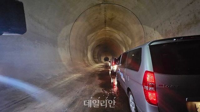 신월 대심도 빗물저류터널 현장 취재를 지원하기 위해 승합차가 지하터널 내부에 대기 중이다. ⓒ데일리안 장정욱 기자