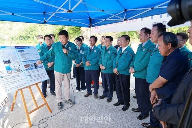 한국수자원공사, 행정안전부, 충북 단양군 관계자들이 지난 10일 충주댐 상류 저수 구역에 위치한 