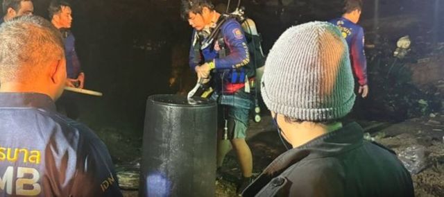 지난 11일(현지시간) 밤 태국 경찰이 태국 파타야의 한 저수지에서 시멘트로 메워진 검은색 플라스틱 통 안에 한국인 관광객 A씨의 시신이 담긴 것을 발견했다.ⓒ태국 PBS 보도화면 캡처