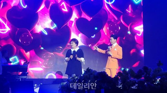 남편 강진을 가수로서 앞세우고 스스로 배경을 자처한 아내 김효선 ⓒ골든아워 엔터테인먼트 제공