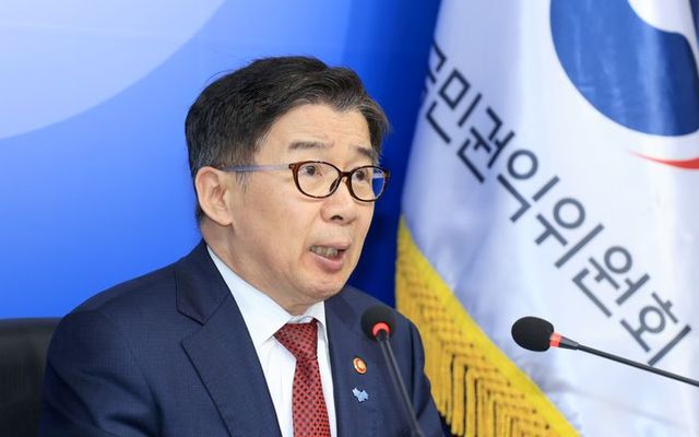 유철환 국민권익위원장이 13일 정부세종청사에서 열린 국민권익위원회 정례브리핑을 진행하고 있다. ⓒ국민권익위원회