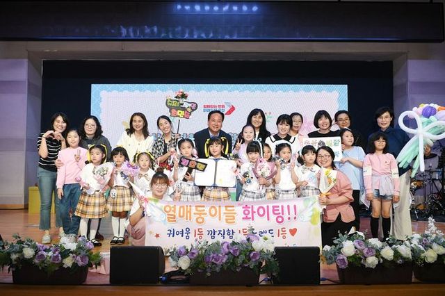 이권재(뒷줄 가운데) 오산시장이 11일 제1회 오산시 어린이 동요제에 참석해 어린이들과 함께 하고 있다.ⓒ오산시 제공