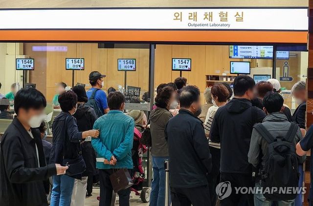 보건의료정책심의위원회 회의록 등 의대 증원의 근거자료를 두고 정부와 의료계가 연일 공방을 이어가는 가운데 13일 오전 서울 시내 한 대형병원이 환자, 내원객, 의료진으로 붐비고 있다.ⓒ연합뉴스