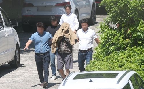태국 파타야에서 한국인을 살해한 혐의를 받는 피의자가 2차 조사를 위해 13일 오후 경남 창원시 성산구 경남경찰청 형사기동대로 이동하고 있다. ⓒ