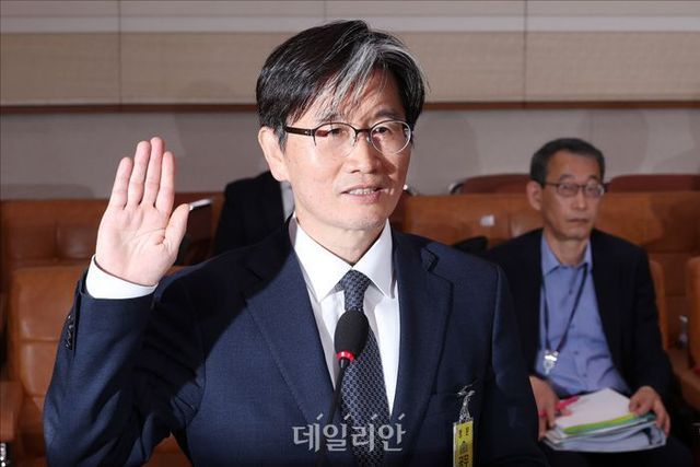 오동운 고위공직자범죄수사처(공수처)장 후보자가 17일 서울 여의도 국회에서 진행되는 인사청문회에 앞서 선서하고 있다.ⓒ데일리안 홍금표 기자