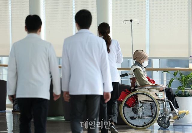 서울 한 대학병원에서 의료진이 이동하고 있다.ⓒ연합뉴스