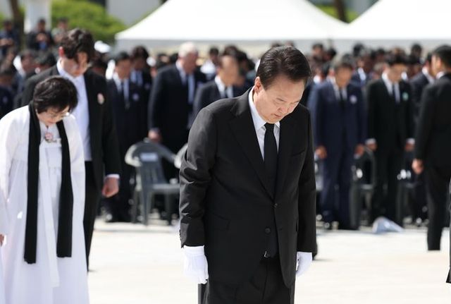 윤석열 대통령이 18일 광주시 북구 국립5·18민주묘지에서 열린 제44주년 5·18민주화운동 기념식에서 묵념 하고 있다. ⓒ대통령실통신사진기자단