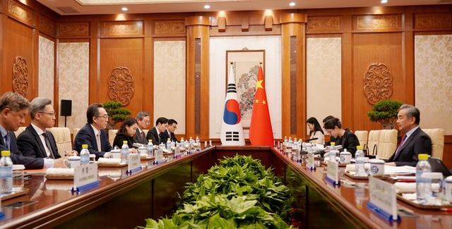 조태열 외교부 장관과 왕이 중국 공산당 중앙정치국 위원 겸 외교부장(장관)이 지난 13일 중국 베이징 댜오위타이에서 한중 외교장관 회담을 하고 있다. ⓒ뉴시스