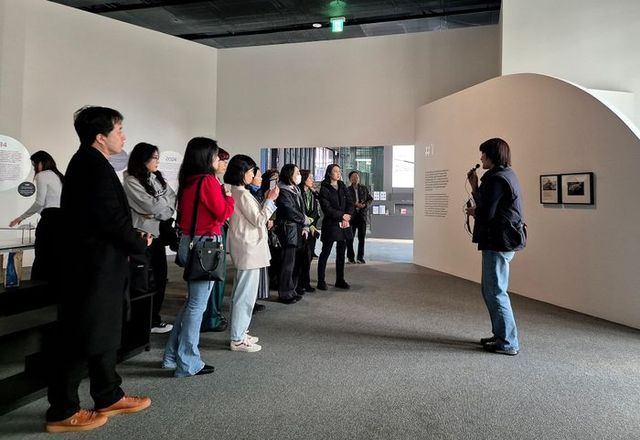 백남준아트센터 도슨트 자원봉사자가 관람객들에게 전시해설을 하고 있는 모습. ⓒ경기문화재단 제공