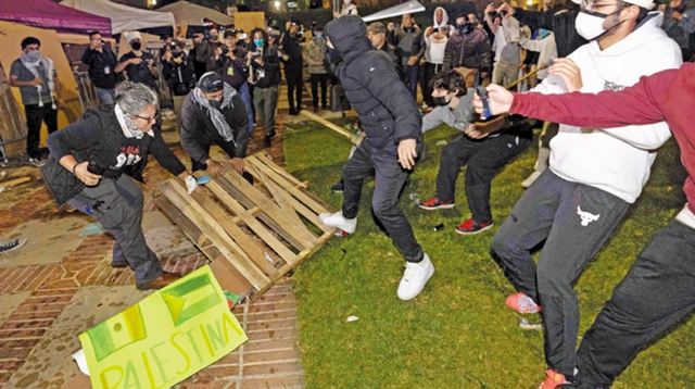 1일(현지시간) 미국 서부 캘리포니아주립대-엘에이캠퍼스(UCLA)에서 친이스라엘 시위대와 친팔레스타인 시위대가 충돌하고 있다. ⓒAFP/연합뉴스