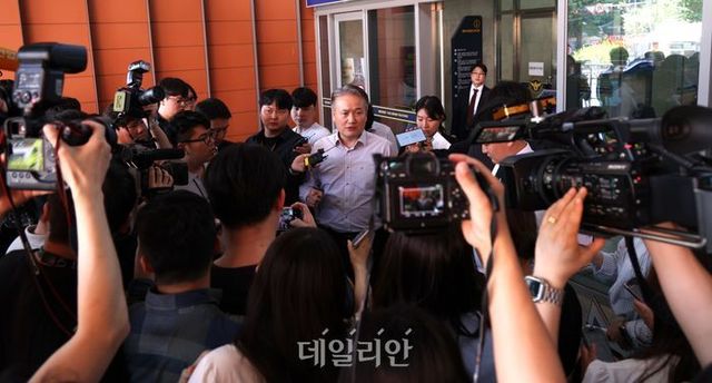 ‘음주 뺑소니’ 혐의를 받는 가수 김호중이 취재진을 피해 지하주차창으로 강남경찰서에 출석한 가운데, 경찰 관계자가 취재진에게 출석 과정에 대해 설명하고 있다. ⓒ데일리안 방규현 기자