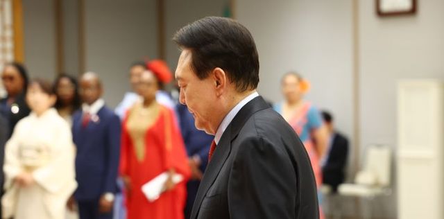 윤석열 대통령이 21일 서울 용산 대통령실 청사에서 열린 주한대사 신임장 제정식을 마친 뒤 환담장으로 향하고 있다. ⓒ연합뉴스