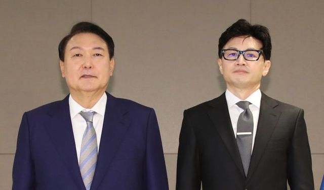 윤석열 대통령이 지난 2022년 5월 26일 정부세종청사에서 당시 한동훈 법무부 장관(전 국민의힘 비상대책위원장)에게 임명장을 수여한 뒤 기념촬영을 하고 있다. ⓒ대통령실