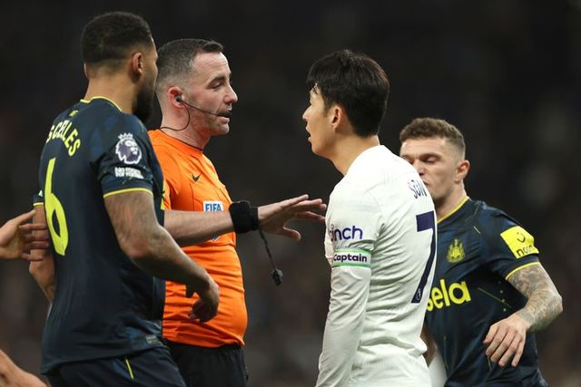 심판 판정에 항의하는 손흥민.(자료사진) ⓒ AP=뉴시스