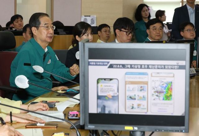 한덕수 국무총리가 23일 오전 집중호우 대비 사전점검을 위해 서울 동작구 기상청 국가기상센터를 찾아 유희동 기상청장으로부터 여름철 기상전망 및 대응책을 보고받고 있다. ⓒ연합뉴스