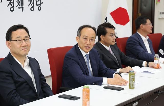 국민의힘 추경호 원내대표와 중진 의원들이 22일 국회에서 중진회의를 하고 있다. ⓒ뉴시스