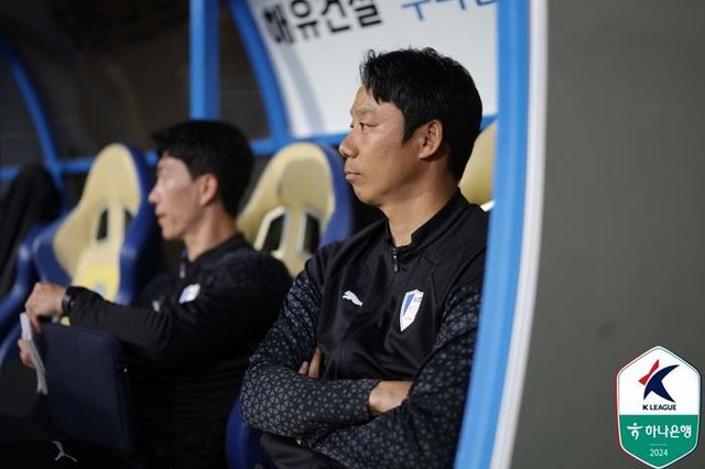 사퇴 압박 받고 있는 수원 삼성 염기훈 감독. ⓒ 한국프로축구연맹