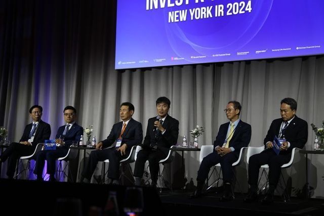 이복현 금융감독원장(오른쪽에서 세 번째)이 지난 16일(현지시간) 미국 뉴욕 콘래드 다운타운호텔에서 열린 금융감독원·한국거래소·지자체·금융권 공동 뉴욕 IR 행사에서 발언하고 있다. ⓒ금융감독원