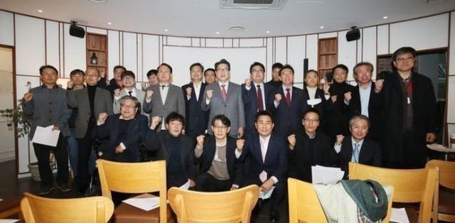 지난 2022년 12월 12일, 방송·신문·인터넷 등 미디어 현장의 전현직 언론인들의 모임인 대한민국언론인총연합회 창립 준비위 발족식에서 참석자들이 기념 촬영을 하고 있다.ⓒ데일리안 김민호 기자