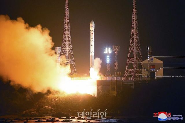 지난해 11월 북한이 군사정찰위성을 발사하는 장면(자료사진) ⓒ조선중앙통신