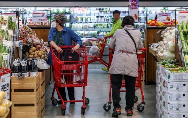 서울 시내 대형마트를 찾은 시민들이 장을 보고 있다.ⓒ뉴시스
