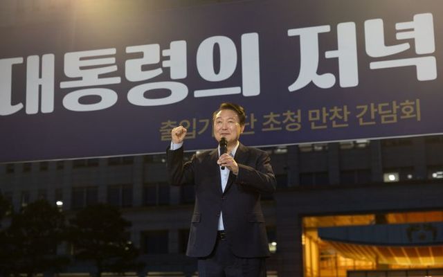 윤석열 대통령이 24일 서울 용산 대통령실 잔디마당에서 열린 출입기자단 초청 만찬 간담회에서 발언하고 있다. ⓒ대통령실