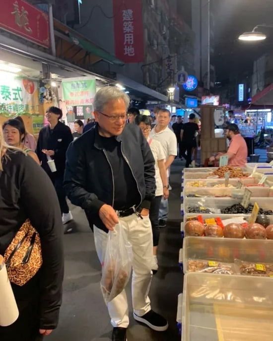 지난해 5월 25일 밤 대만 타이베이 라오허제 야시장을 찾은 젠슨 황 엔비디아 CEO. ⓒ 트위터 캡처