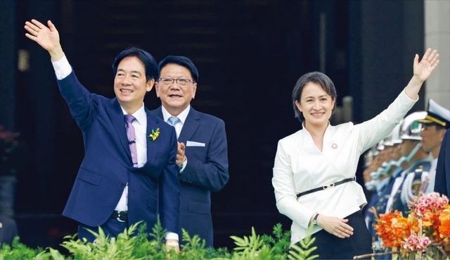 라이칭더(왼쪽) 대만 총통이 지난 20일 대만 타이베이의 총통부 청사 앞에서 열린 취임식에서 샤오메이친(오른쪽) 부총통과 함께 손을 흔들고 있다. ⓒ 로이터/연합뉴스