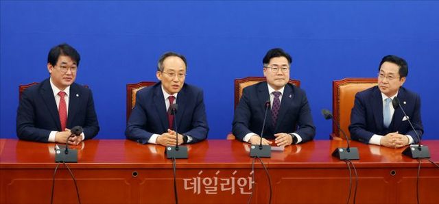 국민의힘 추경호 원내대표(왼쪽 두번째)와 배준영 원내수석부대표(왼쪽 첫번째)가 지난 13일 국회에서 더불어민주당 박찬대 원내대표(왼쪽 세번째)와 박성준 원내수석부대표(왼쪽 네번째)를 예방해 대화를 나누고 있다. ⓒ데일리안 홍금표 기자