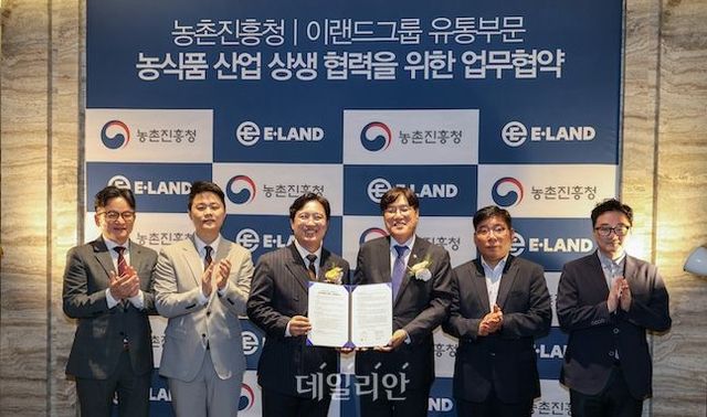 농촌진흥청 조재호 청장(오른쪽 세번째)과 이랜드그룹 윤성대 대표이사 및 관계자들이 협약식 후 기념사진을 촬영하고 있다. ⓒ농촌진흥청