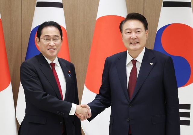 윤석열 대통령이 26일 서울 용산 대통령실 청사에서 열린 한일 정상회담에 앞서 기시다 후미오 일본 총리와 악수하고 있다. ⓒ뉴시스