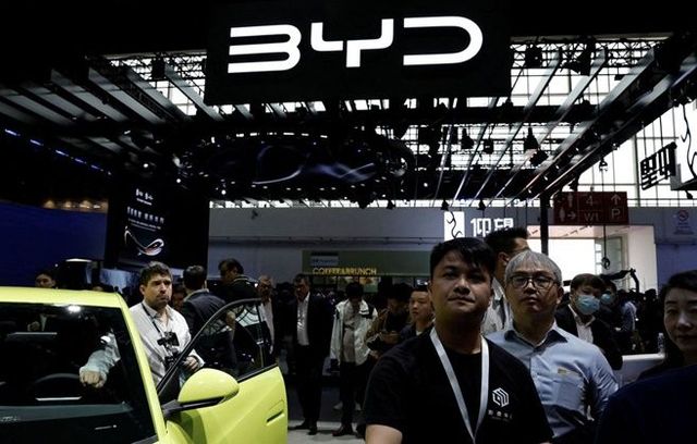 지난 25일 중국 베이징 국제전시센터에서 개막한 ‘2024 오토차이나’(베이징 국제모터쇼)에서 관람객들이 중국 최대 전기차 업체 비야디(BYD) 전시 부스 앞에 서 있다. ⓒ 로이터/연합뉴스